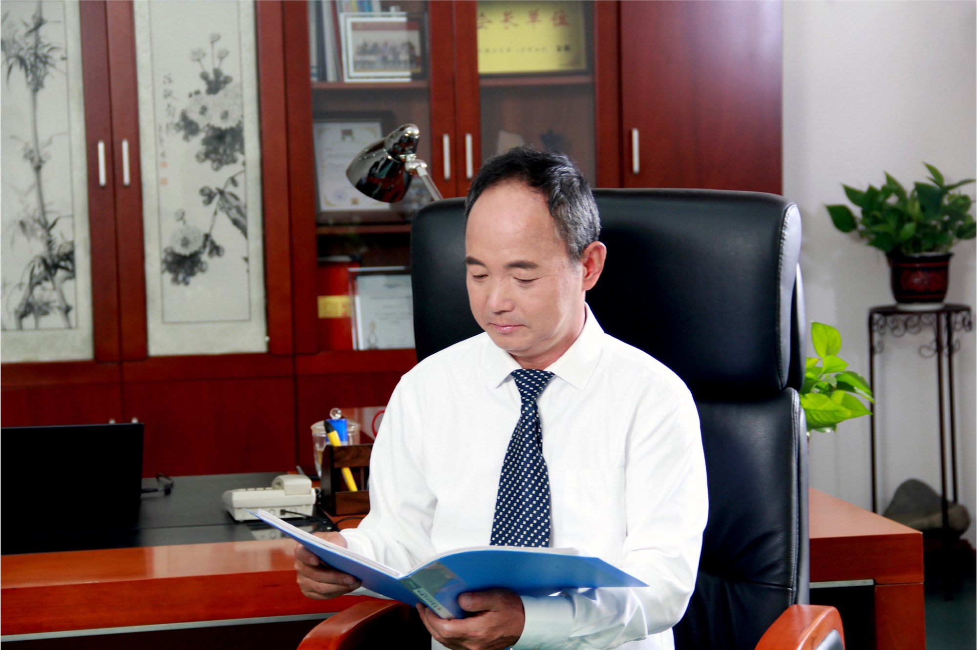 桂林南藥王文學(xué)出席市政協(xié)六屆五次會(huì)議 共繪“健康絲路”新藍(lán)圖